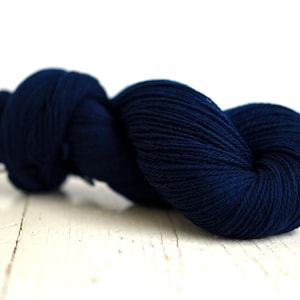 Premium Wollgarn für Herren Pullover in dunkelblau - 440 m/100g Wollgarn - Dunkelblaues Wollgarn für Handstricken - Merinowollfaser