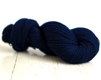 Hilo de lana merino azul oscuro – grosor fingering, madeja de 100 g