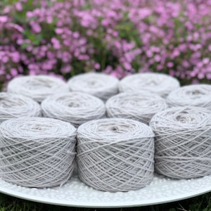 Wolkig graues Wollgarn - 100g - für Teppichknüpfung, Handstricken, Hausschuhe, Heimdekor, Tuftinggarn, Häkeln von Plaids 910