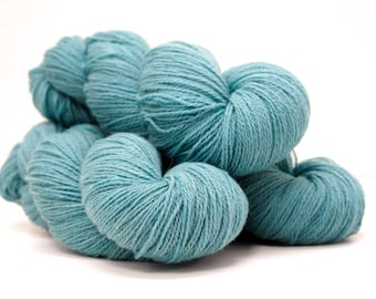 Hilo de lana merino 100% suave color azul menta empolvado - para tejer a dos agujas o a ganchillo - 100 g / 3,5 oz
