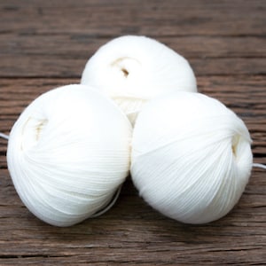 Filato di lana merinos White Baby Supremo 50 g/200 m, per lavori a maglia a mano e all'uncinetto, per sciarpe da neonato, pizzo di alta qualità, prodotto in Italia.