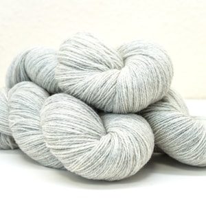 Grau meliertes weiches Merinowollgarn - 440 m / 100g - für Hand- oder Maschinenstricken, Häkeln, für Kinder- und Erwachsenenkleidung, für Webdecken