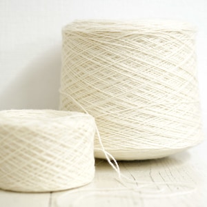 Fil de laine blanche en cône 900 g/31,7 oz. - Fibre de laine à doigter - Fil 100 % laine pour tisser des carreaux et tricoter des chaussettes - Laine à teindre, Couleur 100