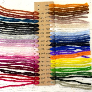 Kleurenkaart, voorbeeld arangaren voor tuftpistolen, 500 g/550 m. Nieuw-Zeelandse wol voor tapijt, vloerkleed, borduren, wolgaren voor woondecoratie 40 kleuren