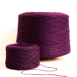 Filato di lana color viola cono 0,9kg/31,7oz - Fibra di lana per maglieria - Filato 100% lana per tessere plaid, calze e maglieria - Lana tinta colore 109