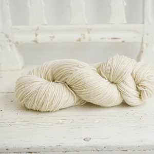 1 kg merino and suffolk wool yarn blend Hand knitting yarn Fingering wool yarn Hand knitting wool 3200m/1000g Wool yarn for dyeing image 2