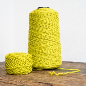 Neongrünes Wollgarn in Kone - 500 g/550 m - Garn für Tuftingpistole - Neuseeland-Wolle - Teppichwolle - Kammgarn Aranwolle - 340 color