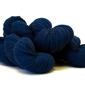 Weiches Merinowollgarn in Oxford Blau - 440 m / 100 g - für Hand- oder Maschinenstricken, Häkeln, für Kinder- und Erwachsenenkleidung, für Webdecken