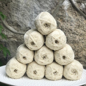 Milchweißes Garn aus Neuseeland Wolle - 100% Schurwolle - Fingering Wollfaser zum Färben - Hand-, Maschinenstrickgarn - 100g/350 m - YarnHome