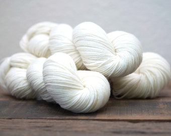 Mélange de laine de Nouvelle-Zélande blanc laiteux 100 g/233 m - Fil doux pour tricoter, plaids, cardigans pour femmes, hommes, travaux manuels pour enfants, teinture 80 % laine 20 PO