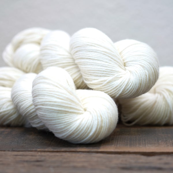 Mezcla de lana de Nueva Zelanda blanca leche 100g/233m - Hilo suave para tejer, cuadros, cardigans de mujer, hombre, manualidades para niños, teñir 80% lana 20 PO