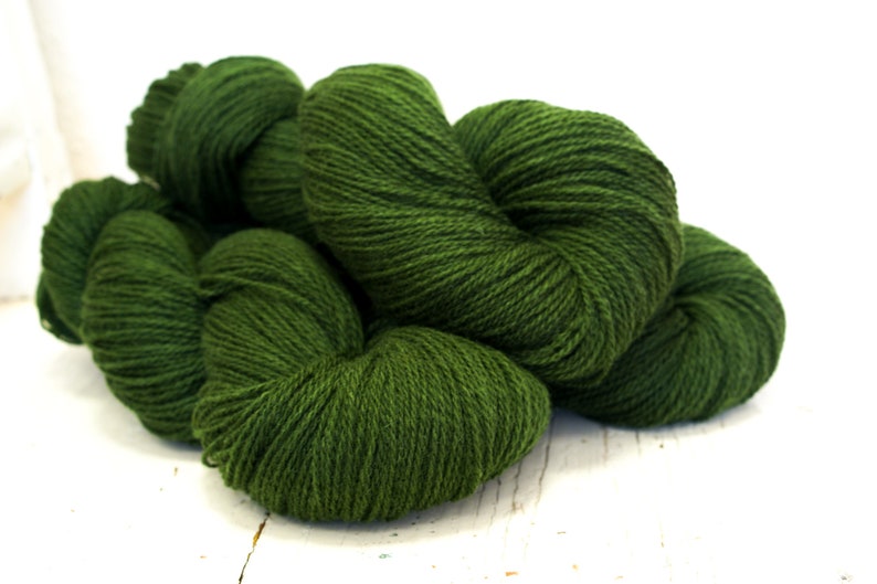 Fil de laine vert forêt 100 g/3,50 oz Laine de Nouvelle-Zélande pour tricoter à la main ou à la machine, tisser des plaids, des cardigans, un cadeau de tricot 350 couleurs image 1