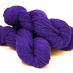 Violet Blue Merino Wool Yarn - 100g/3,5 oz -Sustainable Artisan Fingering Wool - Natural Yarn for Hand or Machine Knitting, Crochet, Weaving