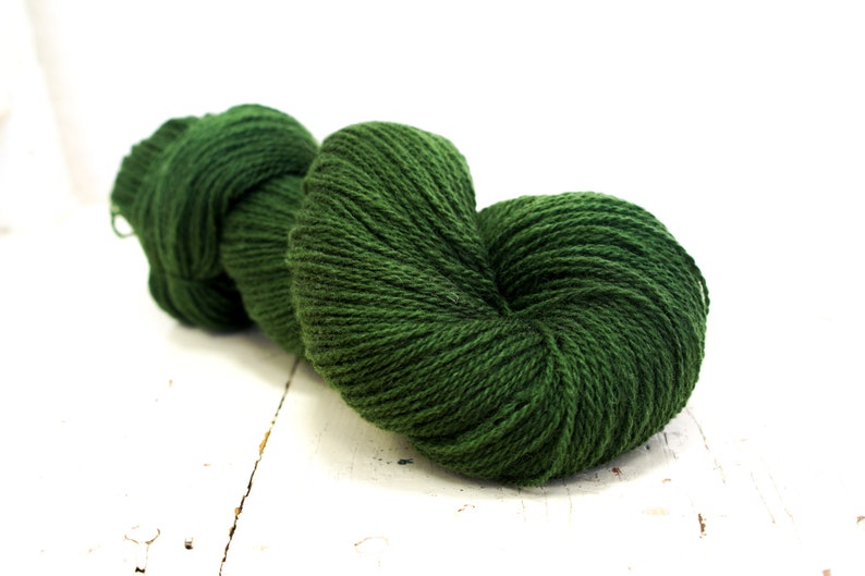 Fil de laine vert forêt 100 g/3,50 oz Laine de Nouvelle-Zélande pour tricoter à la main ou à la machine, tisser des plaids, des cardigans, un cadeau de tricot 350 couleurs image 3