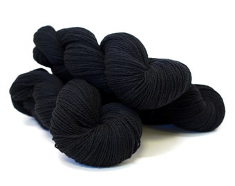 Fil de laine mérinos doux teint en noir - 440 m/100 g - pour tricoter à la main ou à la machine, crocheter, vêtements pour adultes, tisser des couvertures, décoration d'intérieur