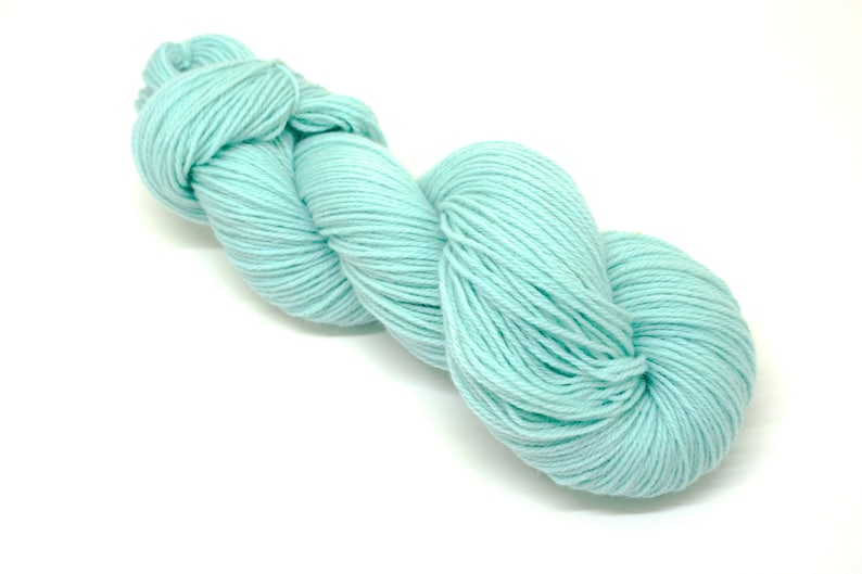 Multi-coloured wool and polyester blend 100g/233m, a soft yarn for children's clothing, men's and women's crochet, toy knitting, home decor Mint blue