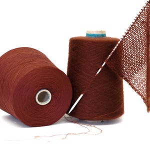 Hilo de seda y mohair color ámbar quemado: Lana Gatto, mezcla de lana merino, grosor fino.