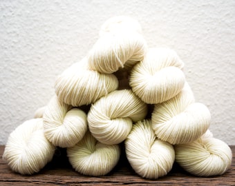 Filato di lana sportiva bianca della Nuova Zelanda - 1000 g./35 oz - per tintura, maglieria a mano o a macchina, tessitura, decorazioni per la casa, moquette, tufting, fili durevoli