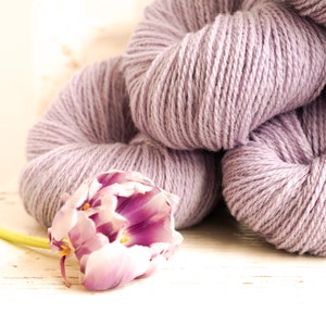 Lilac fingering Wollgarn - 100g./3,50 oz. - Neuseeländische Wolle für Hand- oder Maschinenstricken, Weben von Plaids, Strickjacken, Strickergeschenk - 250 C