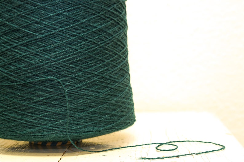 Fil de laine vert émeraude en cônes 900 g/31,7 oz. Fil de laine de Nouvelle-Zélande Laine à tricoter à la main ou à la machine Fil à tisser à carreaux 380 image 7