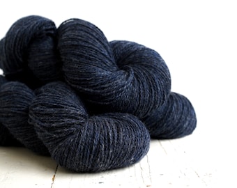 Fil de laine bleu denim - 100 g/3,50 oz - Laine de Nouvelle-Zélande pour tricoter à la main ou à la machine, tisser des carreaux, des cardigans, un cadeau de tricot - Couleur 470