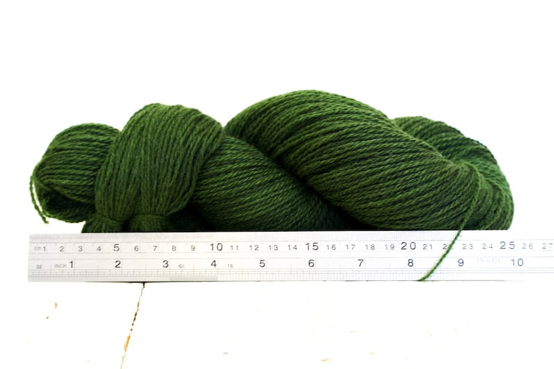 Fil de laine vert forêt 100 g/3,50 oz Laine de Nouvelle-Zélande pour tricoter à la main ou à la machine, tisser des plaids, des cardigans, un cadeau de tricot 350 couleurs image 4