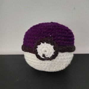 Amigurumi Pokéball image 1