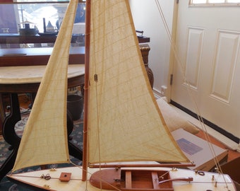 Modèle vintage de voilier entièrement assemblé en bois fabriqué à la main de yacht de course en bois