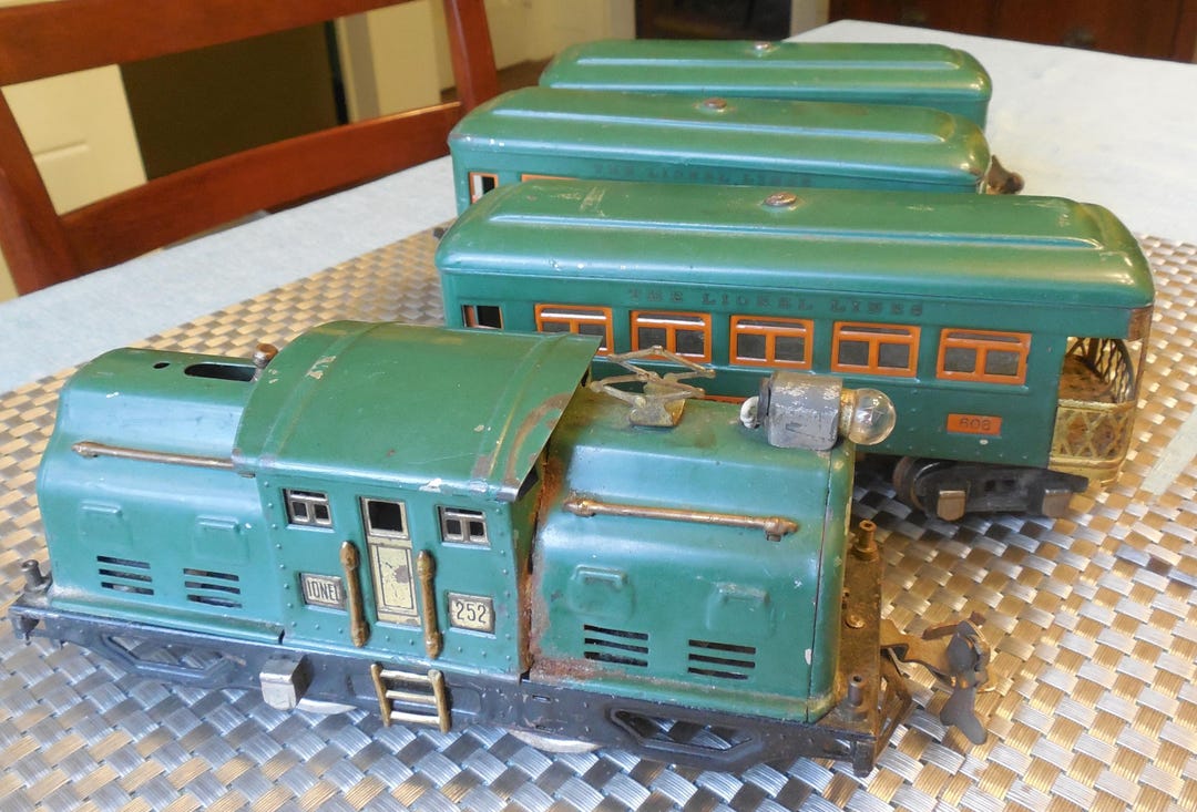 Linel 252 Lionel Prewar 'O' Gauge Green 252 Locomotive, 607, 608, 607 Cars ...