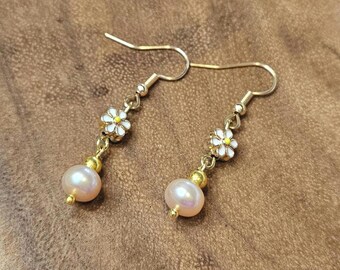 Pendientes colgantes de margaritas y perlas hechos a mano: dijes florales de plata de ley