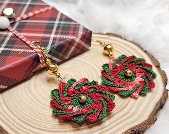 Pendientes florales de crochet hechos a mano, rojo, verde y dorado, para Navidad.