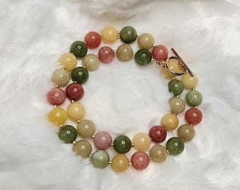 Collar de piedras preciosas Alashan: tonos terrosos y detalles dorados