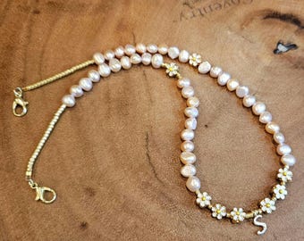 Collar de margaritas con perlas rosa claro: dije inicial personalizable