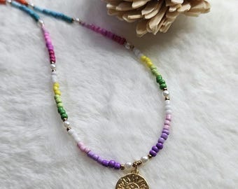 Gargantilla de cuentas arcoíris hecha a mano: colgante de rayos de sol