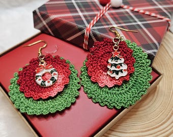 Pendientes navideños de crochet hechos a mano, con dije de corona de árbol navideño