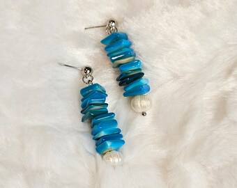 Pendientes colgantes de concha teñida y perla de agua dulce: joyería hecha a mano