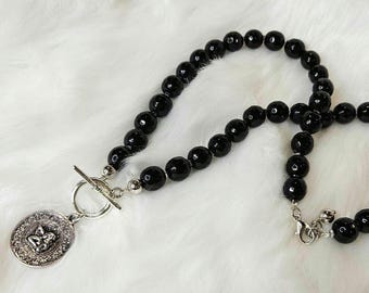 Collar de cuentas de ónix con dije de ángel de Rafael