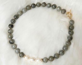 Gargantilla de labradorita gris y perla hecha a mano: joyería etérea y curativa