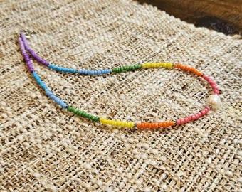 Gargantilla de cuentas de semillas hecha a mano: cuentas de vidrio arcoíris y perlas de agua dulce.