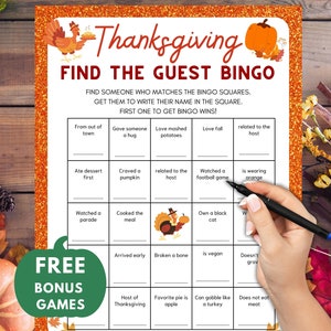 以下が含まれることがあります： 七面鳥のイラストと「Find the Guest Bingo」というテキストが書かれた、感謝祭をテーマにしたビンゴカード。カードには、「Gave someone a hug」、「Love mashed potatoes」、「Related to the host」、「Watched a football game」などのプロンプトが書かれたマスがあります。