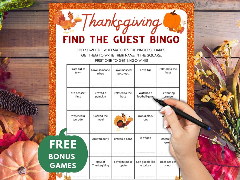 以下が含まれることがあります： 七面鳥のイラストと「Find the Guest Bingo」というテキストが書かれた、感謝祭をテーマにしたビンゴカード。カードには、「Gave someone a hug」、「Love mashed potatoes」、「Related to the host」、「Watched a football game」などのプロンプトが書かれたマスがあります。