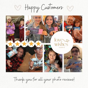 Puede incluir: Un collage de clientes felices sosteniendo tarjetas coloridas con el texto "Love Wishes Paperie" y cinco estrellas doradas. El texto "Happy Customers" est&aacute; en la parte superior del collage y el texto "Thank you for all your photo reviews!" est&aacute; en la parte inferior.