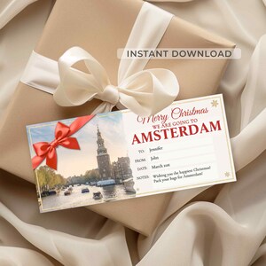 Puede incluir: Un regalo envuelto en papel marrón, atado con una cinta y un lazo color crema. Una etiqueta de regalo con una imagen de Ámsterdam y el texto "Merry Christmas, We are going to Amsterdam" está sujeta con una cinta roja.