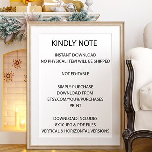 Puede incluir: Un cartel imprimible enmarcado en blanco con el texto "KINDLY NOTE" en negro. El cartel enumera informaci&oacute;n sobre una descarga instant&aacute;nea, incluidos los tama&ntilde;os y formatos de los archivos. El cartel se muestra en una repisa de chimenea con una chimenea y decoraciones navide&ntilde;as.
