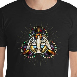 Könnte beinhalten: Schwarzes T-Shirt mit einem Buntglas-Design einer Taube mit Heiligenschein, umgeben von einem bunten Kreis-Muster.