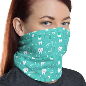 Puede incluir: Una mascarilla facial azul turquesa con un patrón repetido de dientes blancos, cepillos de dientes, tubos de pasta dental y herramientas dentales.