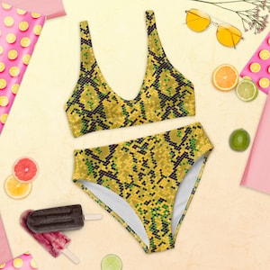 Op de afbeelding: Een gele en groene bikini top en broek met een slangenprint. De bikini top heeft een ronde hals en de bikini broek heeft een hoge taille.