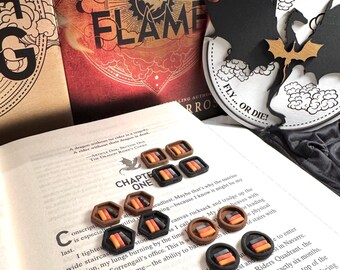 Pendientes de dragón en forma de pila de libros, pendientes de dragón, pendientes de libros, pendientes de la cuarta ala, colgantes de la cuarta ala, pendientes, pendientes de arcilla, pendientes hechos a mano
