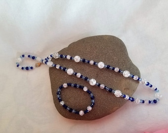 Parure bracelet et collier de perles de verre bleu et blanc