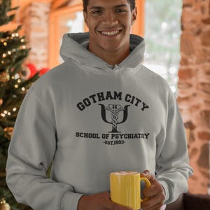 Sudadera con capucha estilo Harley Quinn: Escuela de Psiquiatría de Gotham City. Tallas unisex para adultos hasta 6XL + 4XLT, más de 20 colores. imagen 4